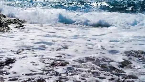 Tormenta marina, devastadora y espectacular, las olas oceánicas chocan contra las rocas de la costa creando una explosión de agua — Vídeos de Stock