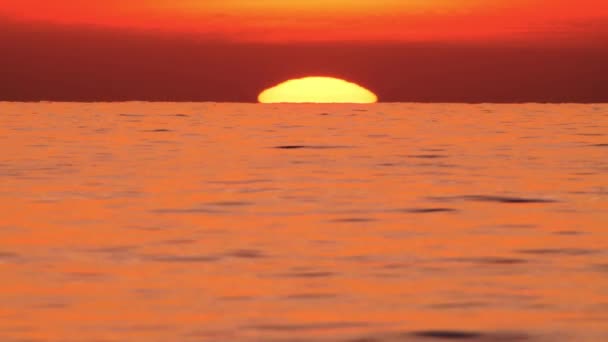 Big Sun al tramonto 4k sul mare o Ocean Time Lapse, primo piano teleobiettivo. Viaggio, Inizio, Natura Concetto — Video Stock