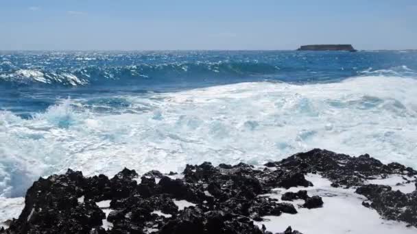 Zeestorm, Zonnig overdag zeegezicht, Verwoestend en spectaculair, oceaangolven storten neer op de rotsen van de kust waardoor een explosie van water ontstaat — Stockvideo