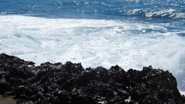 Zeestorm, Zonnig overdag zeegezicht, Verwoestend en spectaculair, oceaangolven storten neer op de rotsen van de kust waardoor een explosie van water ontstaat — Stockvideo