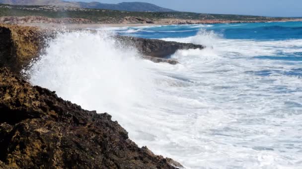 Mořská bouře, zničující a velkolepé, oceánské vlny havárie na skalách pobřeží vytváří explozi vody — Stock video
