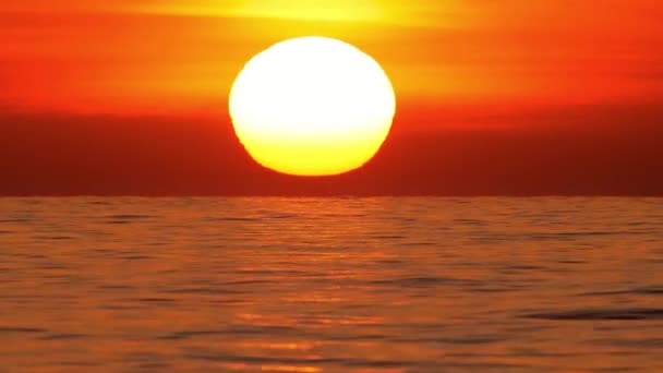 Big Sun al tramonto 4k sul mare o Ocean Time Lapse, primo piano teleobiettivo. Viaggio, Inizio, Natura Concetto — Video Stock