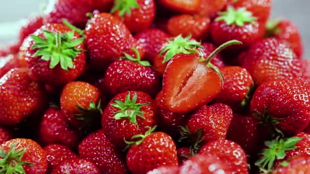 Saftige reife Erdbeeren, dekoriert mit halbierten Erdbeeren, Sommerbeeren. Das Konzept einer gesunden veganen Ernährung — Stockvideo