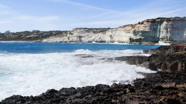 Zeestorm, Zonnig overdag zeegezicht, Verwoestend en spectaculair, oceaangolven storten neer op de rotsen van de kust waardoor een explosie van water ontstaat — Stockvideo