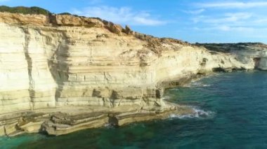 Okyanusun üzerindeki sarp kayalıklar, güzel turist manzarası. 4k Havadan Dünya 'nın Kıyısı ve Mavi Deniz Sahili dramatik jeolojik harikalar, güzel manzaralar