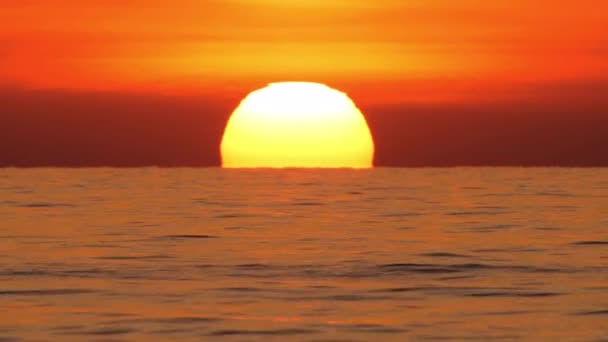 Big Red Hot Sun in Warm Air Distortion Over Ocean Horizon, Sunset over the sea, Big Rising Sun with Clouds. Closeup Telephoto Lens. Cestování, Začátek, Příroda koncepce — Stock video