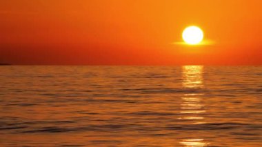 Sunset 4k üzerinde Büyük Güneş ya da Ocean Time Lapse, Close-up Telephoto Lens. Seyahat, Başlangıç, Doğa Konsepti