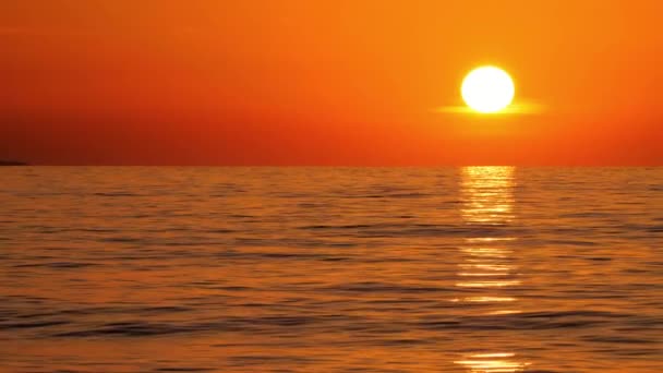 Grote Zon bij zonsondergang 4k boven Zee of Ocean Time Lapse, Closeup Telepoto Lens. Reizen, Beginnen, Natuurbegrip — Stockvideo