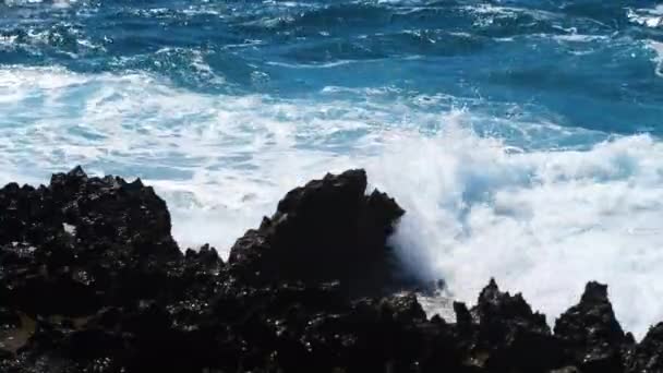 Wellen brechen über gefährliche Felsen, Seesturm-Konzept — Stockvideo