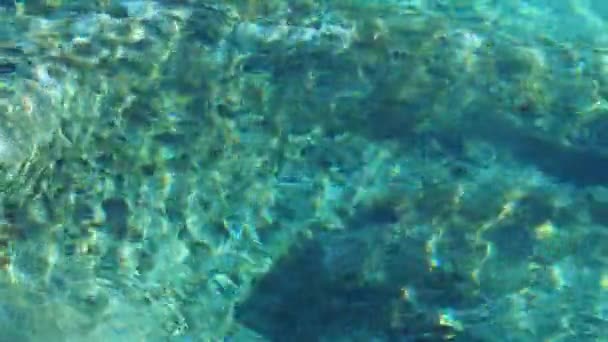 Superficie blu delle onde d'acqua, bellissimo sfondo. Acqua potabile fresca, video colorato. Problemi ambientali, mancanza di acqua potabile, cambiamenti climatici, siccità, riscaldamento globale — Video Stock