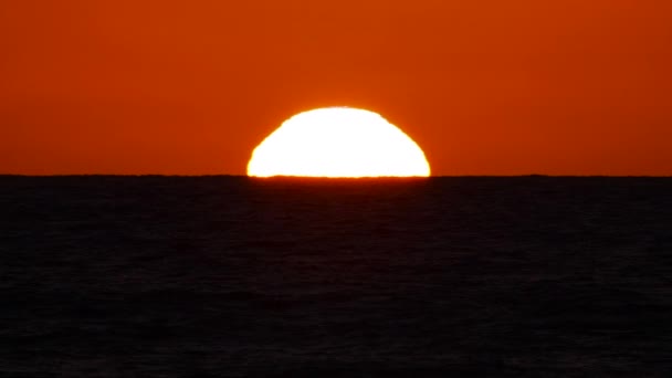 Big Red Hot Sun σε θερμό αέρα παραμόρφωση Πάνω Ocean Horizon, Ηλιοβασίλεμα πάνω από τη θάλασσα, Ταξίδια, Αρχή, Φύση Concept — Αρχείο Βίντεο