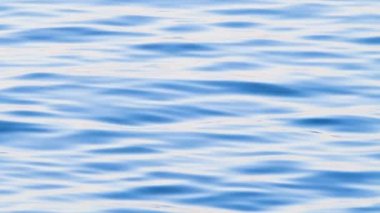 Mavi su dalgaları yüzeye çıkıyor, arka plan çok güzel. Temiz içme suyu, renkli bir video. Çevresel sorunlar, içme suyu eksikliği, iklim değişikliği, kuraklık, küresel ısınma