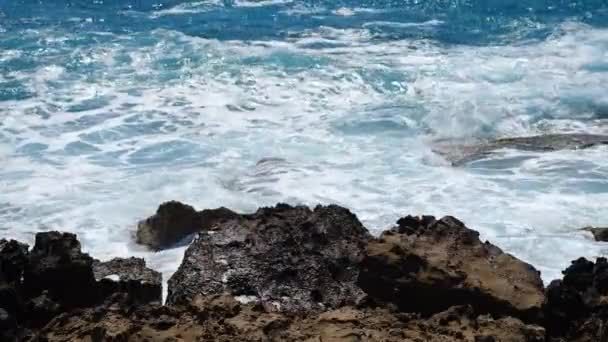 Olas rompiendo sobre rocas peligrosas, concepto de tormenta marina, paisaje marino diurno soleado, devastador y espectacular, olas oceánicas chocan contra las rocas de la costa creando una explosión de agua, 4k — Vídeos de Stock