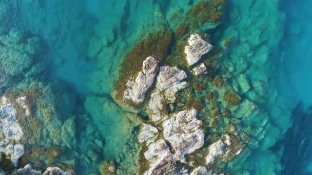 Bella costa rocciosa mare, onde dell'oceano turchese si rompono sulla scogliera alta di una montagna rocciosa. Onde marine pericolose su una spiaggia. drone vista aerea 4k — Video Stock