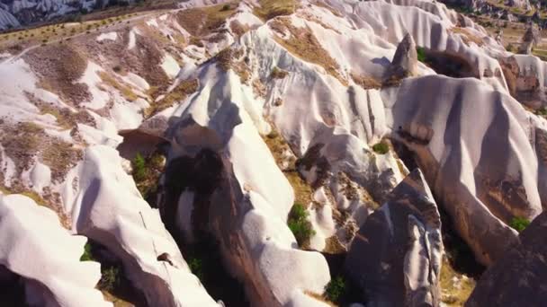 Montagne bianche in Cappadocia Turchia, Birds eye view 4k drone aereo. Rocce rosse e rosa, prodigio geologico drammatico. Bellissimo sfondo e paesaggio insolito — Video Stock