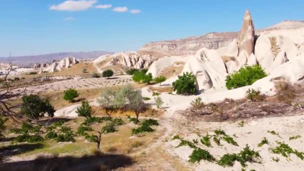 Montañas Blancas en Capadocia Turquía, Birds eye view 4k aerial drone. Rocas Rojas y Rosa, Dramática maravilla geológica. Hermoso fondo y paisaje inusual — Vídeo de stock