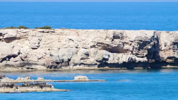 Μεγάλες πέτρες στη μέση του γαλάζιου νερού της θάλασσας, 4k τοπίο πλάνα του ωκεανού μπλε νερό και βράχους, Ηλιόλουστη μέρα θαλασσογραφία, Κύπρος — Αρχείο Βίντεο