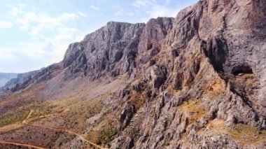 Fırat Nehri deltasındaki dev dik uçurum kanyonu, Türkiye 'nin dramatik jeolojik harikası. Güzel bir arka plan ve alışılmadık bir manzara, Kuşların bakış açısı 4k hava aracı, insansız hava aracı.