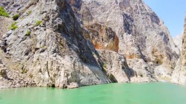 Büyük sarp kayalıklar, Fırat Nehri 'nde bir kanyon, dramatik jeolojik harikalar. Güzel bir arka plan ve alışılmadık bir manzara, 4k titreşimli çekim