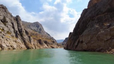 Fırat Nehri deltasındaki dev dik uçurum kanyonu, Türkiye 'nin dramatik jeolojik harikası. Güzel bir arka plan ve alışılmadık bir manzara, 4k titreşimli çekim