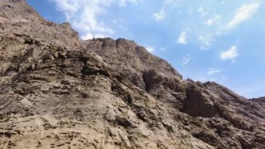 Büyük sarp kayalıklar, Fırat Nehri 'nde bir kanyon, dramatik jeolojik harikalar. Güzel bir arka plan ve alışılmadık bir manzara, 4k titreşimli çekim