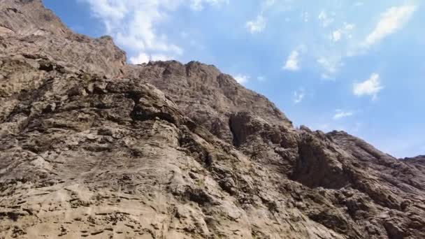 Enormi scogliere ripide, un canyon sul fiume Eufrate, Drammatica meraviglia geologica. Bellissimo sfondo e paesaggio insolito, 4k gimbal sparare — Video Stock