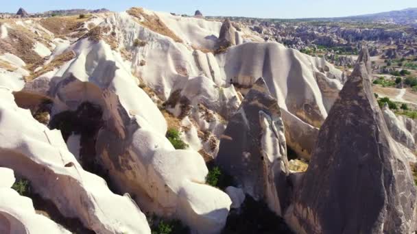 Montañas inusuales paisaje en Capadocia Turquía, Aves vista 4k avión no tripulado aéreo. Rocas Rojas y Rosa, Dramática maravilla geológica. Hermoso fondo y paisaje inusual — Vídeo de stock