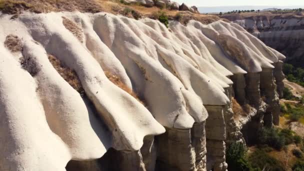 Szokatlan hegyvidéki táj Cappadocia Törökország, madártávlatból 4k légi drón. Vörös és Rózsaszín sziklák, drámai geológiai csoda. Gyönyörű háttér és szokatlan táj — Stock videók