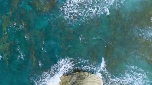 Гарний скелястий пляж на Кіпрі - геологічне чудо - морські хвилі бризкають об берег камінням. Beautiful Background, Cliffs in the sea, 4k Top air view — стокове відео