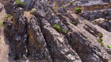 Fırat Nehri deltasındaki dev dik uçurum kanyonu, Türkiye 'nin dramatik jeolojik harikası. Güzel bir arka plan ve alışılmadık bir manzara, Kuşların bakış açısı 4k hava aracı, insansız hava aracı.