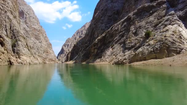Огромные крутые скалы, каньон на реке Евфрат, драматическое геологическое чудо. Фон и необычный пейзаж, 4k gimbal shoot — стоковое видео