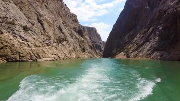 Kanyon az Eufrátesz folyón, hatalmas meredek sziklák. Drámai geológiai csoda. Gyönyörű háttér és szokatlan táj, 4k gimbal shoot — Stock videók