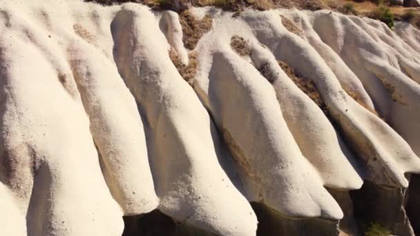 Kapadokya Türkiye 'deki sıra dışı dağ manzarası, Kuş bakışı 4k hava aracı. Kırmızı ve Pembe Kayalar, dramatik jeolojik harikalar. Güzel arka plan ve alışılmadık manzara — Stok video