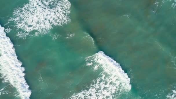 トップダウンのドローンショットの観点で強力な荒波。地中海の波線を泡状の白いテクスチャで砕き — ストック動画