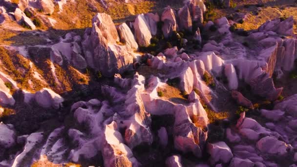 Famoso valle rosado al atardecer, Gulludere en Capadocia, Turquía. Montañas coloridas, vista panorámica de aves 4k paisaje aéreo de aviones no tripulados. Rocas rojas y rosadas, Dramática maravilla geológica. — Vídeo de stock