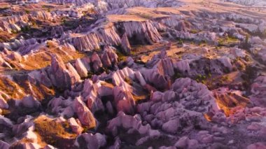 Sunset 'teki ünlü Pembe Vadi, Kapadokya' daki Gulludere, Türkiye. Renkli Dağlar, Kuşlar 'ın gözü 4k hava aracı manzarası. Kırmızı ve Pembe Kayalar, Dramatik Jeolojik Mucize.