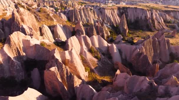 Famosa Pink Valley Al tramonto, Rocce rosse e rosa, Drammatica meraviglia geologica. Gulludere in Cappadocia, Turchia. Montagne colorate, vista a volo d'uccello 4k drone aereo paesaggio. — Video Stock