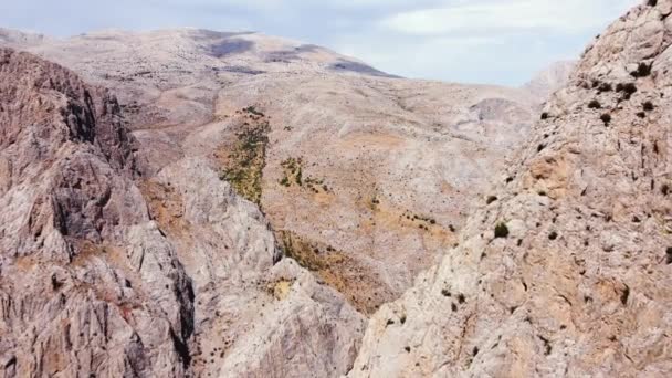 Enorme ripido canyon scogliere nel delta del fiume Eufrate, Drammatica meraviglia geologica in Turchia. Bello sfondo e paesaggio insolito, Vista a volo d'uccello 4k aerea, Drone — Video Stock