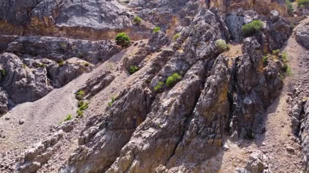 ユーフラテス川デルタの巨大な険しい崖の峡谷、トルコの劇的な地質学的不思議。美しい背景と珍しい風景,鳥の目のビュー4k空中,ドローン — ストック動画