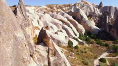 Kapadokya Türkiye 'deki Beyaz Dağlar, Kuş bakışı 4k hava aracı. Kırmızı ve Pembe Kayalar, dramatik jeolojik harikalar. Güzel arka plan ve alışılmadık manzara