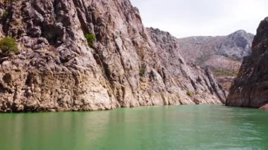Fırat Nehri 'ndeki kanyon, dik uçurumlar. Dramatik jeolojik mucize. Güzel bir arka plan ve alışılmadık bir manzara, 4k titreşimli çekim