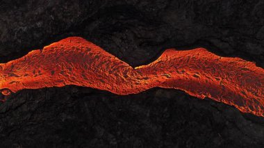 Litli-Hrutur volkanından fışkıran erimiş lav nehrinin üzerinden geçen hava aracı 2023 yılında karanlık kayaların içinden geçer. Turistlerin güzel ve tehlikeli felaketlere olan ilgisi. Yüksek kalite 4k görüntü