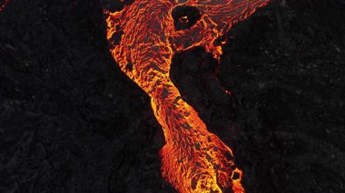 Litli-Hrutur volkanından fışkıran erimiş lav nehrinin üzerinden geçen hava aracı 2023 yılında karanlık kayaların içinden geçer. Turistlerin güzel ve tehlikeli felaketlere olan ilgisi. Yüksek kalite 4k görüntü