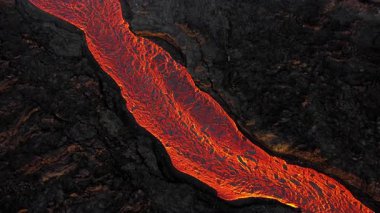 Litli-Hrutur volkanından fışkıran erimiş lav nehrinin üzerinden geçen hava aracı 2023 yılında karanlık kayaların içinden geçer. Turistlerin güzel ve tehlikeli felaketlere olan ilgisi. Yüksek kalite 4k görüntü