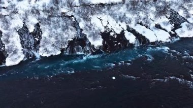 İzlanda 'da Nehir, Karlı Tepeler ve Kışın Şelaleler, Dev Akıntılı Büyülü Mavi Buzul Suyu. Hraunfossar. Yüksek kalite 4k görüntü