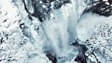 Godafoss, İzlanda 'daki ünlü şelale, kışın donmuş şelale, kar ve buzun olduğu büyülü bir yer, büyük akıntısı olan saf buzul suyu. Yüksek kalite 4k görüntü