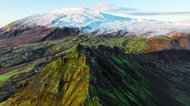 Kar İzlanda 'da dağları ve bir buzulu kapladı. Snaefellsnes Yarımadası 'nda insansız hava aracı görüntüsü. Yüksek kalite 4k görüntü