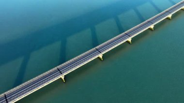 İzlanda 'daki buzul nehri üzerindeki karayolu köprüsünün altyapısı çok güzel.