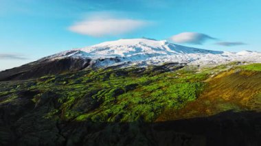 Kar İzlanda 'da dağları ve bir buzulu kapladı. Snaefellsnes Yarımadası 'nda insansız hava aracı görüntüsü. Yüksek kalite 4k görüntü