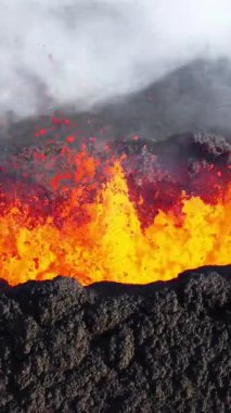 Volkan Patlaması, Kraterden Gelen Sıcak Kırmızı Lavlar, İnanılmaz Doğal Fenomen, İzlanda 'daki Olağanüstü Dramatik Sahne. 4k
